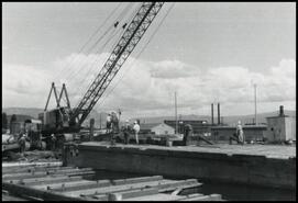 Loading 2 1/2 yd crane - 80 ton
