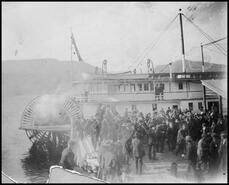 Crowds greet the S.S. Aberdeen sternwheeler with returning Boer War veterans