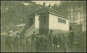 Group photograph in front of Boundary Falls school?