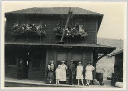 Robert and Jessie Monro with group at West Summerland train station