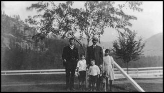 Aldridge family with Jules Labarthe and family dog