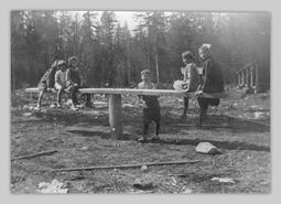 Linton and Needoba children at Salmon Bench (Yankee Flats) School