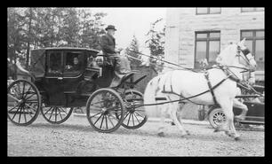 George Minty and carriage at Vernon Court House