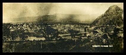 Postcard of a panoramic view of Grand Forks
