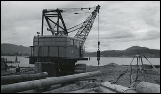 Extracting piler, at building site of pontoons
