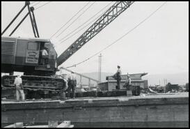 Loading 2 1/2 yd crane - 80 ton
