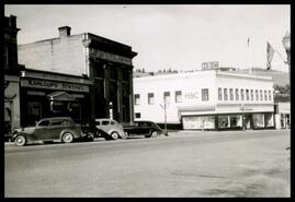 [Street showing Kamloops Sentinel Building and the Hudson's Bay Company, Kamloops]