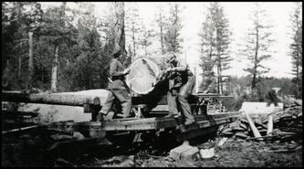 Harold Bearham and Frank Futa positioning large log at Futa Tie Mill