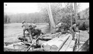 Men on spring Kettle River log drive