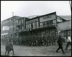 Soldiers passing Kootenay Hotel, Vernon Street