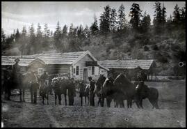 Group with horses in front of Thomas Brothers first store