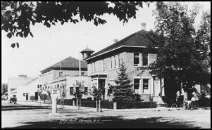 Postcard showing Vernon City Hall with the Vernon Fire Hall behind