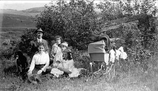 Mr. and Mrs. and Enid and Nettie Cliff and Mabel and Connie Sherwood on a picnic