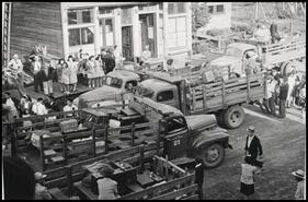 Trucks transporting belongings of interned Japanese to the Slocan City railway station
