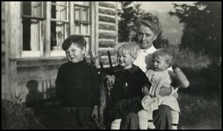 Elizabeth, John, Margaret and Kathleen Sellentin at the Sellentine home