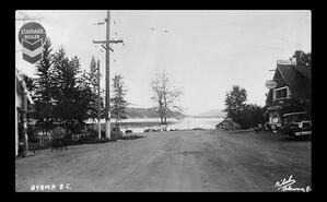 Highway at Oyama crossroads with Log Cabin Inn and Smith's Store